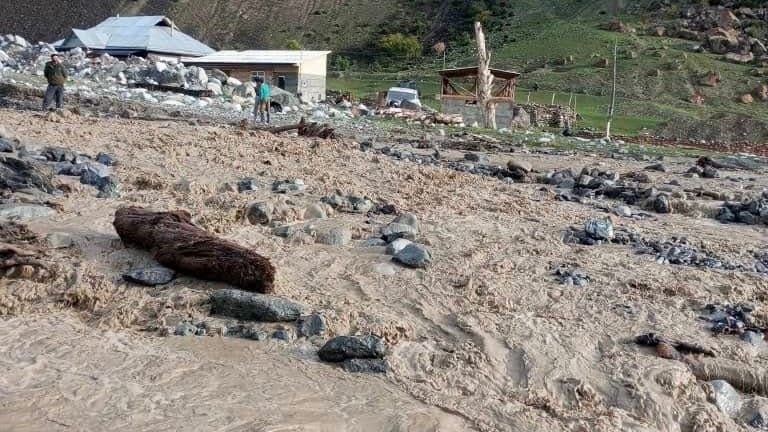 В Ошской области временно закрыт участок дороги Кульцентр – Кичи-Алай из-за селя