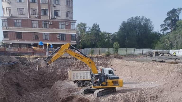 Строительство жилого дома рядом с Генпрокуратурой приостановили – застройщик повредил водопровод