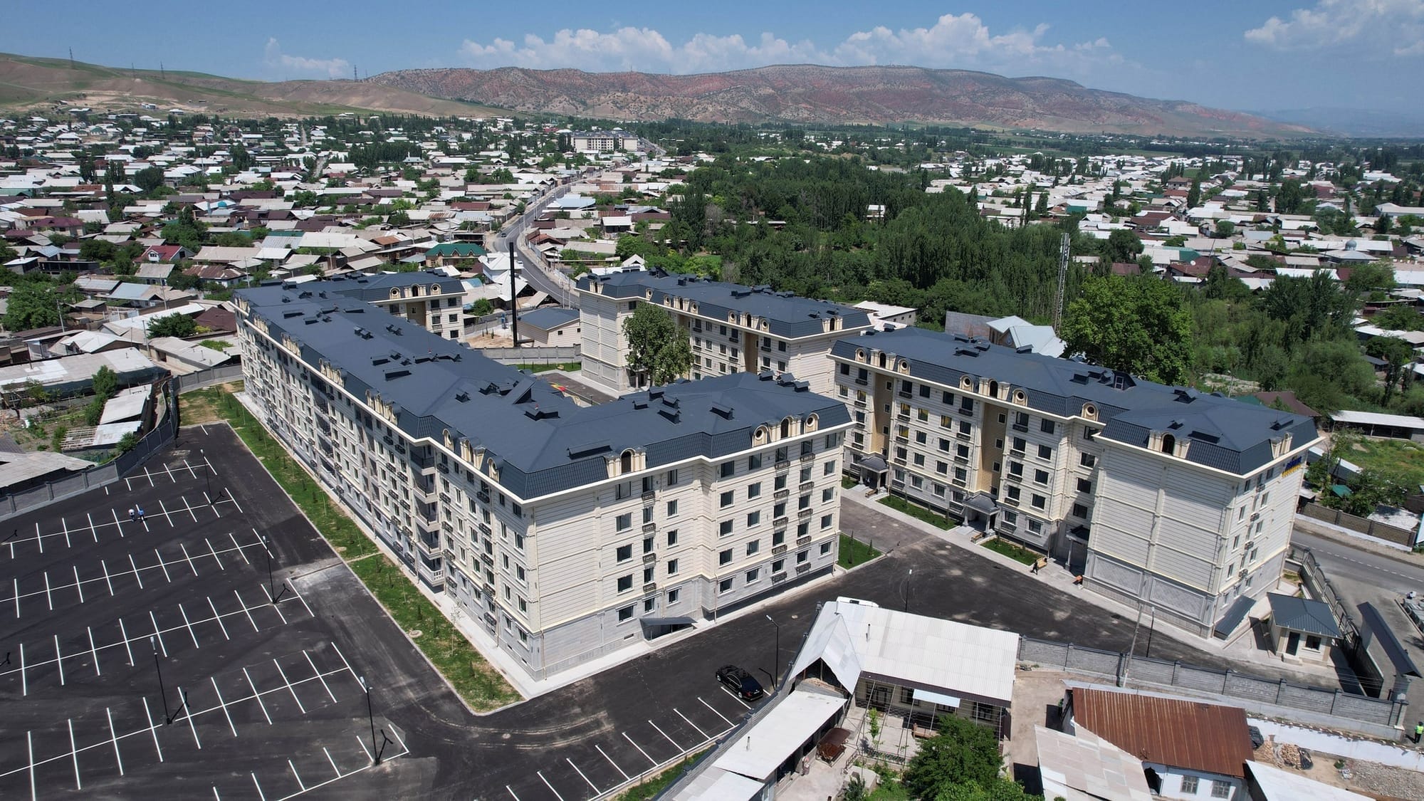 Садыр Жапаров посетил ЖК «Асман Резиденс-5» в Сузаке — дома построили по линии ГИК