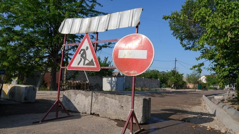 Мэрия Бишкека продолжает снос незаконных объектов на строящихся улицах