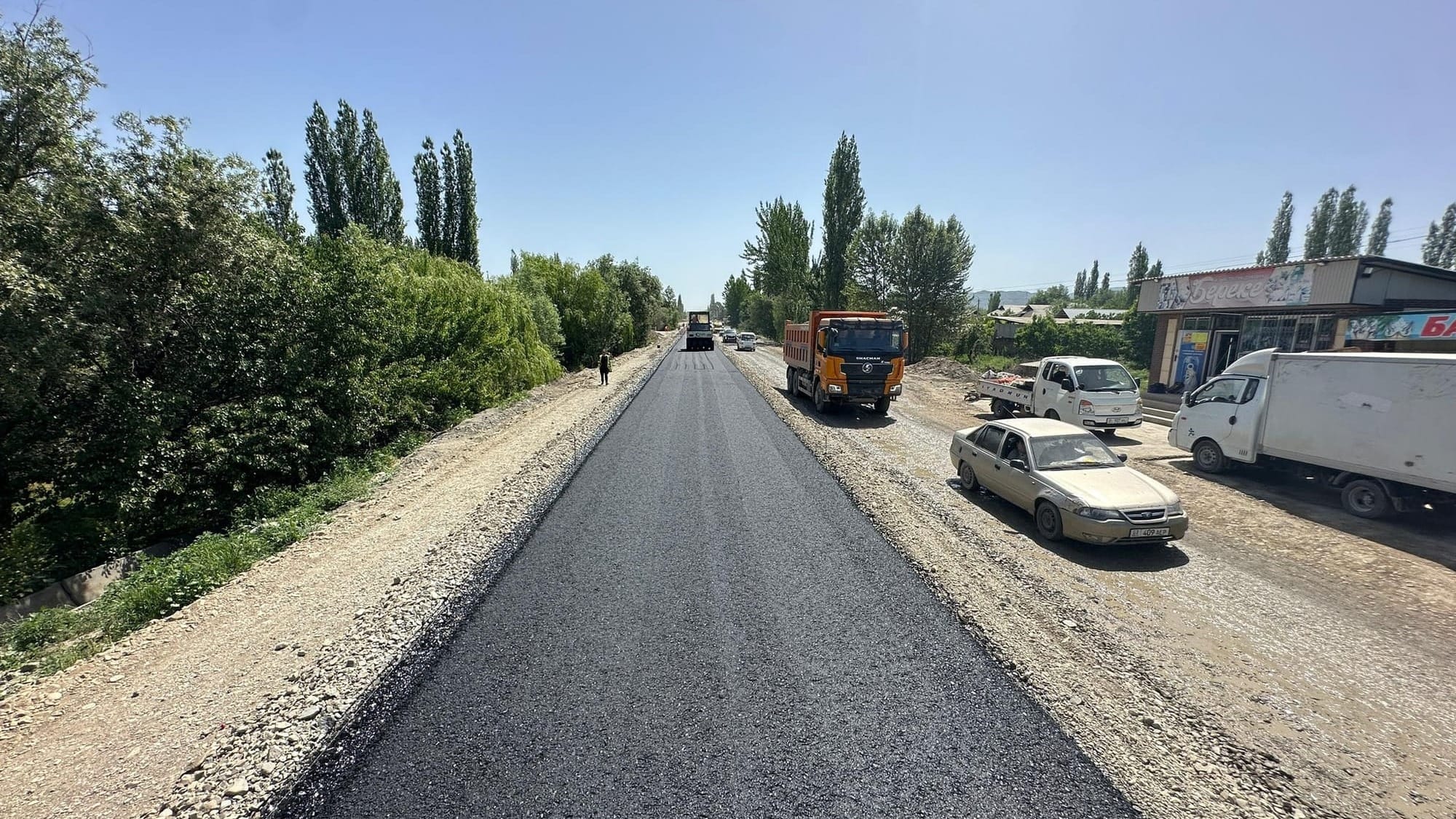 Водителям на заметку! На трассе Ош – Баткен – Раззаков укладывают асфальт и расширяют дорогу