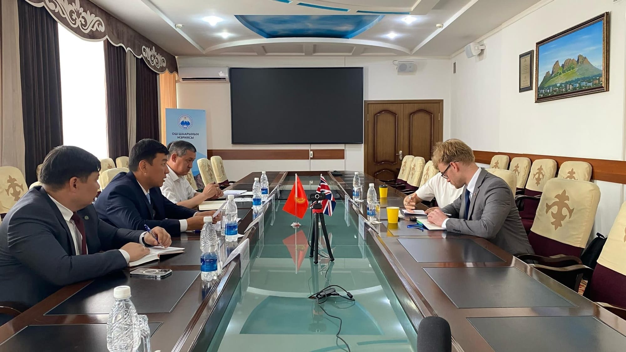 Мэрия Оша намерена развивать партнерство в «зеленой» энергетике с Великобританией