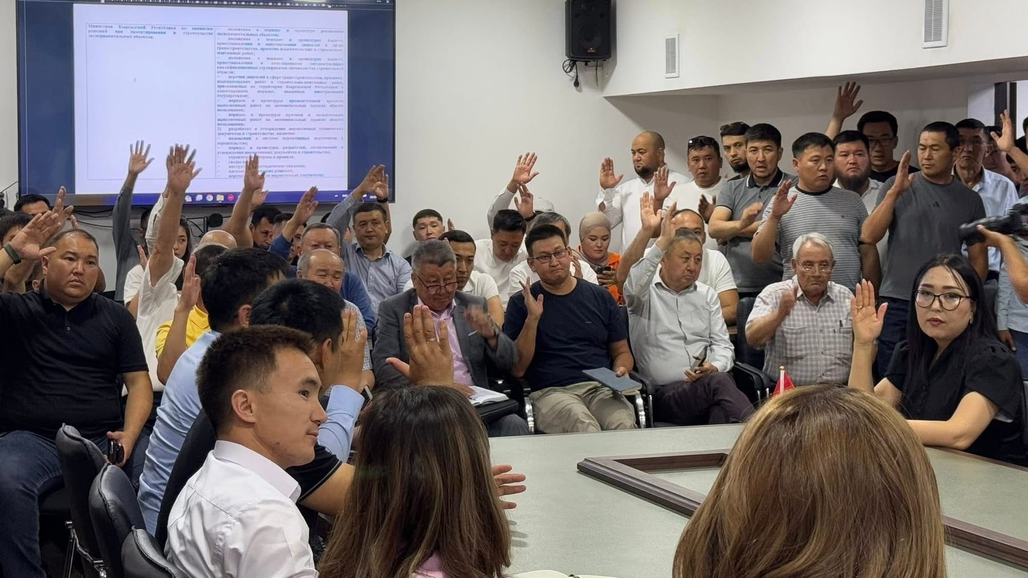 Минстрой КР хочет повысить зарплаты за счет платного реестра объектов — застройщики не против