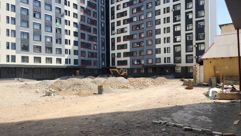 В Бишкеке приостановили строительство ЖК за нарушения техники безопасности