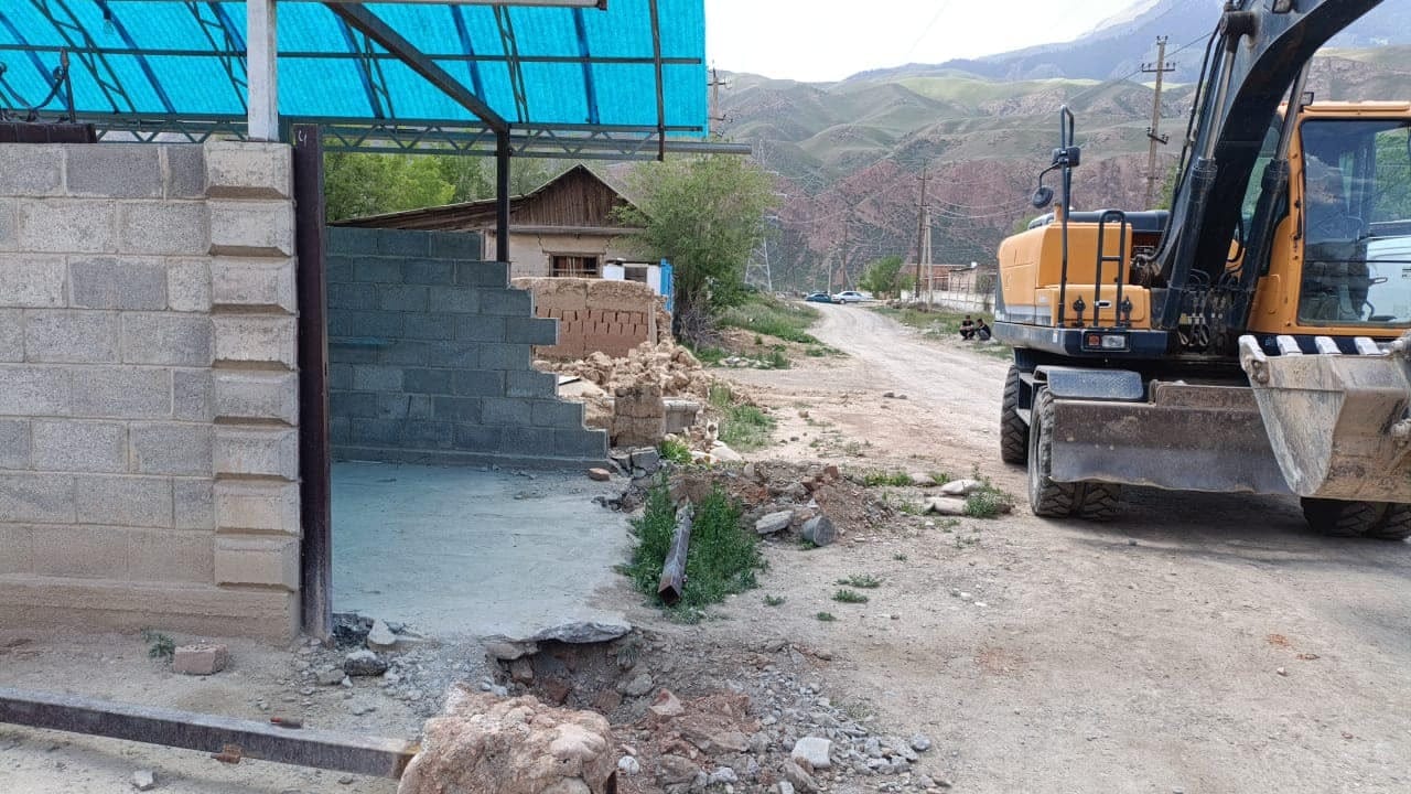 Нарынчанам выдано 400 предписаний о незаконных постройках – мэрия продолжает их снос