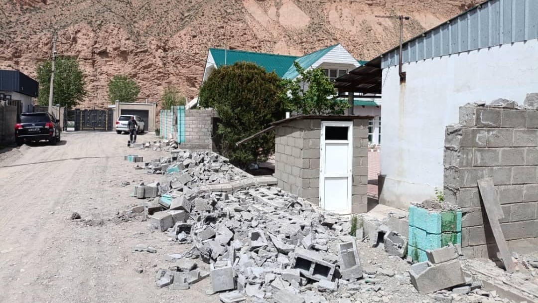 Незаконные постройки и ограждения в Нарыне демонтируют — землю возвращают городу