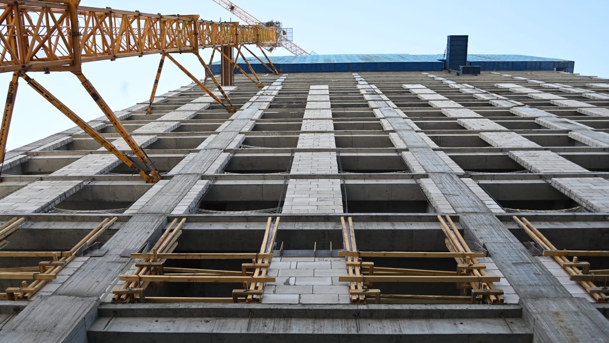 Минстрой выявил нарушения на стройках в Бишкеке, Оше и Чуйской области – ФОТО