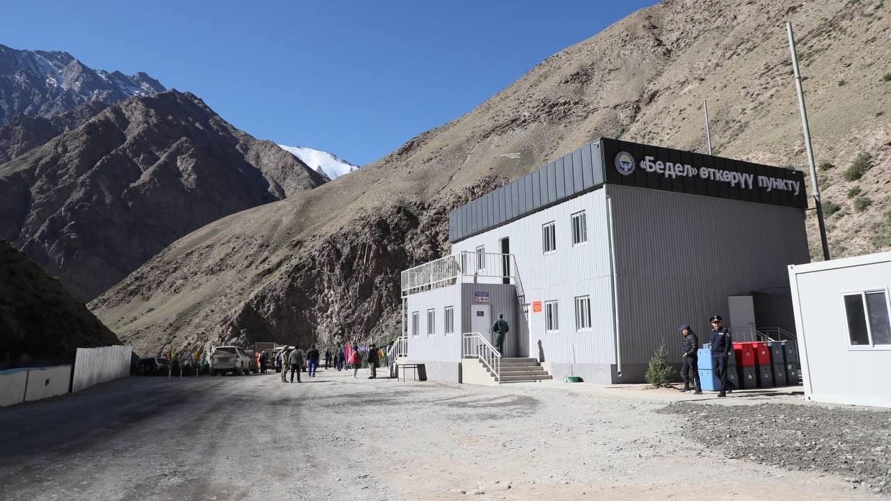 На кыргызско-китайской границе возобновил работу КПП «Бедель»
