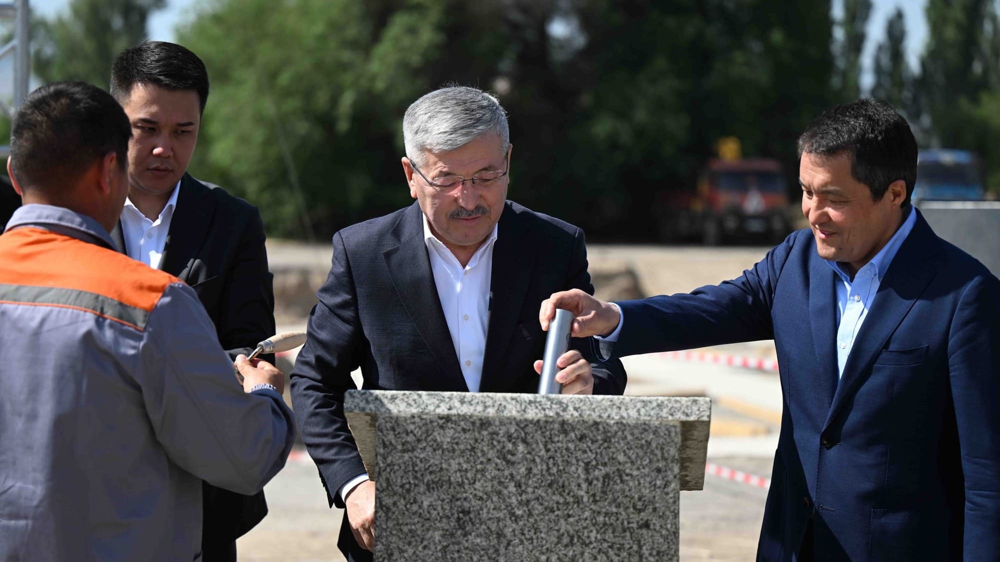 В Таласе при участии Адылбека Касымалиева заложили капсулу под новую школу на 900 мест