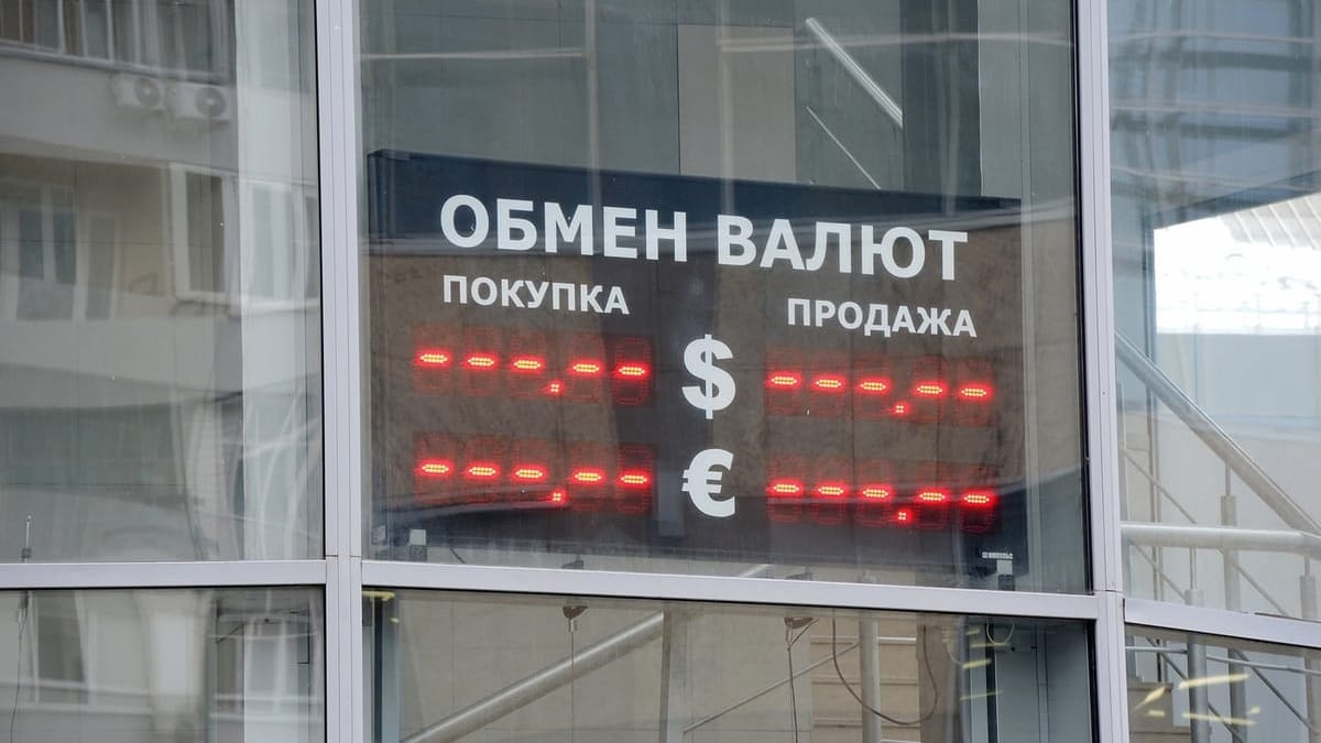 Нацбанк временно приостановил лицензии двух обменок в Бишкеке