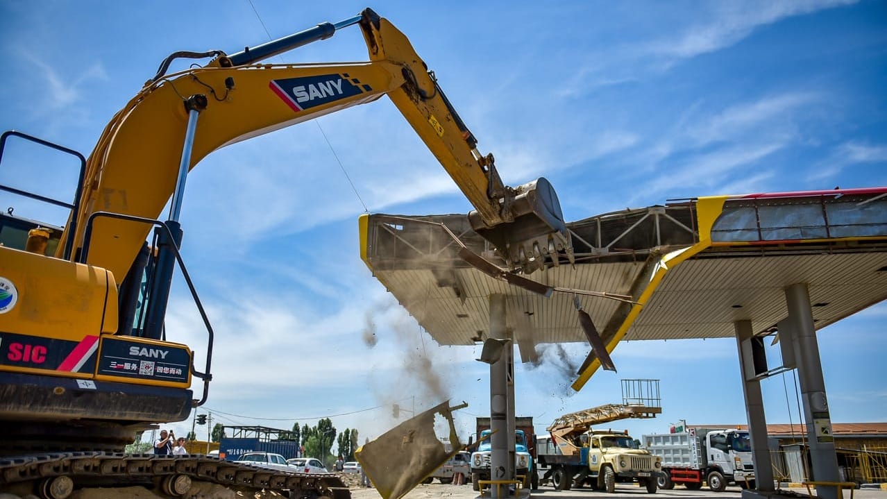 Более 480 строений, включая АЗС, снесены на Северной объездной для расширения дороги