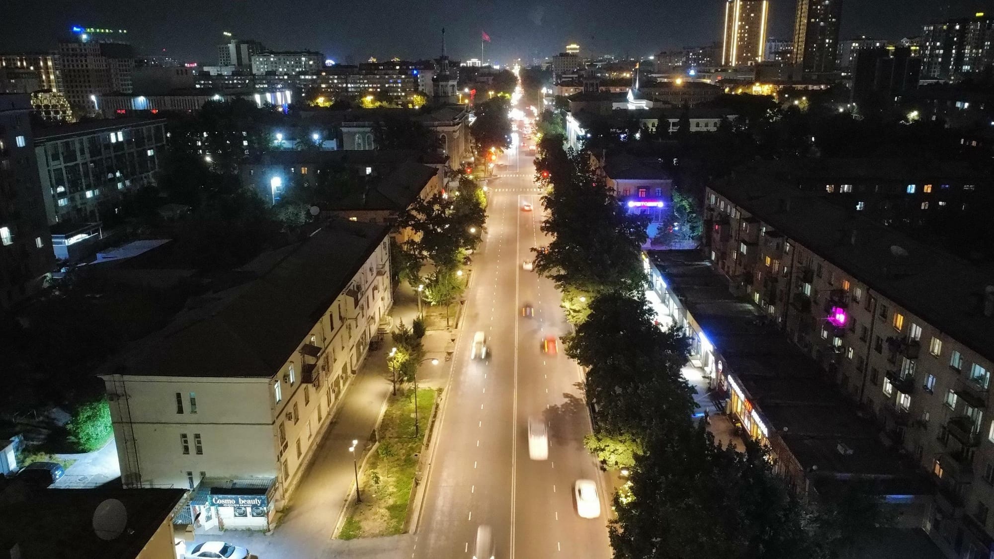 На проспекте Чуй в Бишкеке установили новые фонари и обновили освещение аллеи