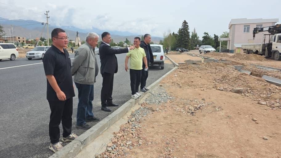 В Чолпон-Ате завершили укладку асфальта на центральной улице