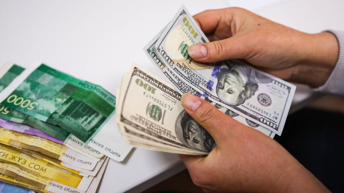 В марте из России в Кыргызстан перевели $277.6 млн
