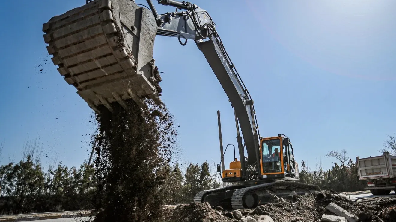 На Айтматова в Бишкеке под охраной милиции сносят постройки у дороги