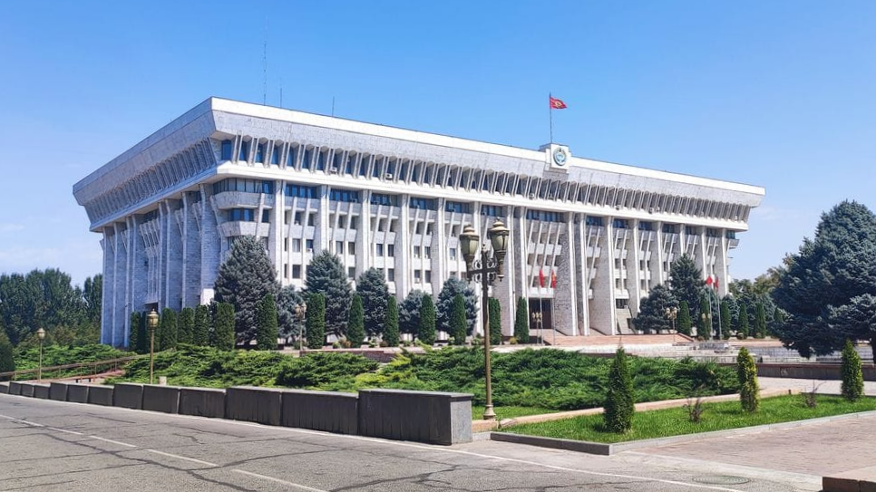 Семь министров присягнули перед Жогорку Кенешем: в заседании участвовал президент