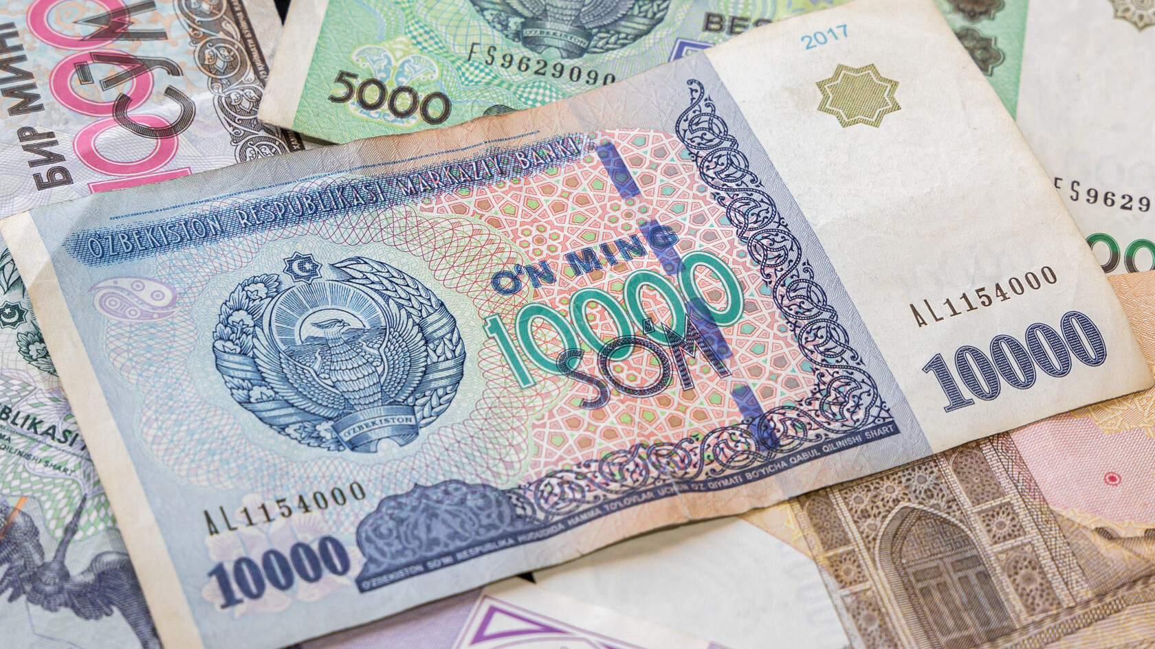 Банкнота узбекского сума номиналом 10 000 UZS. Фото: gazeta.uz.