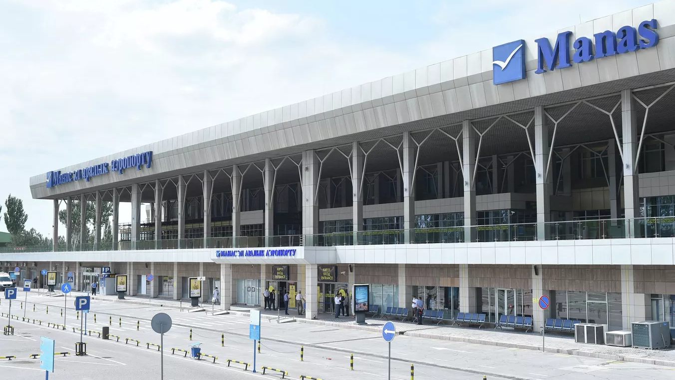 В аэропорту «Манас» закрыли платную парковку — где можно ставить машину?