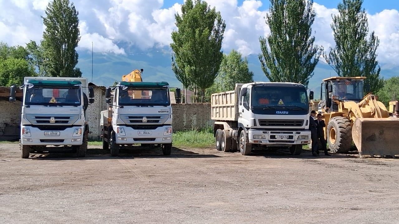 Фонд «Тенир-Тоо» помог купить технику для дорожников Ат-Башинского района