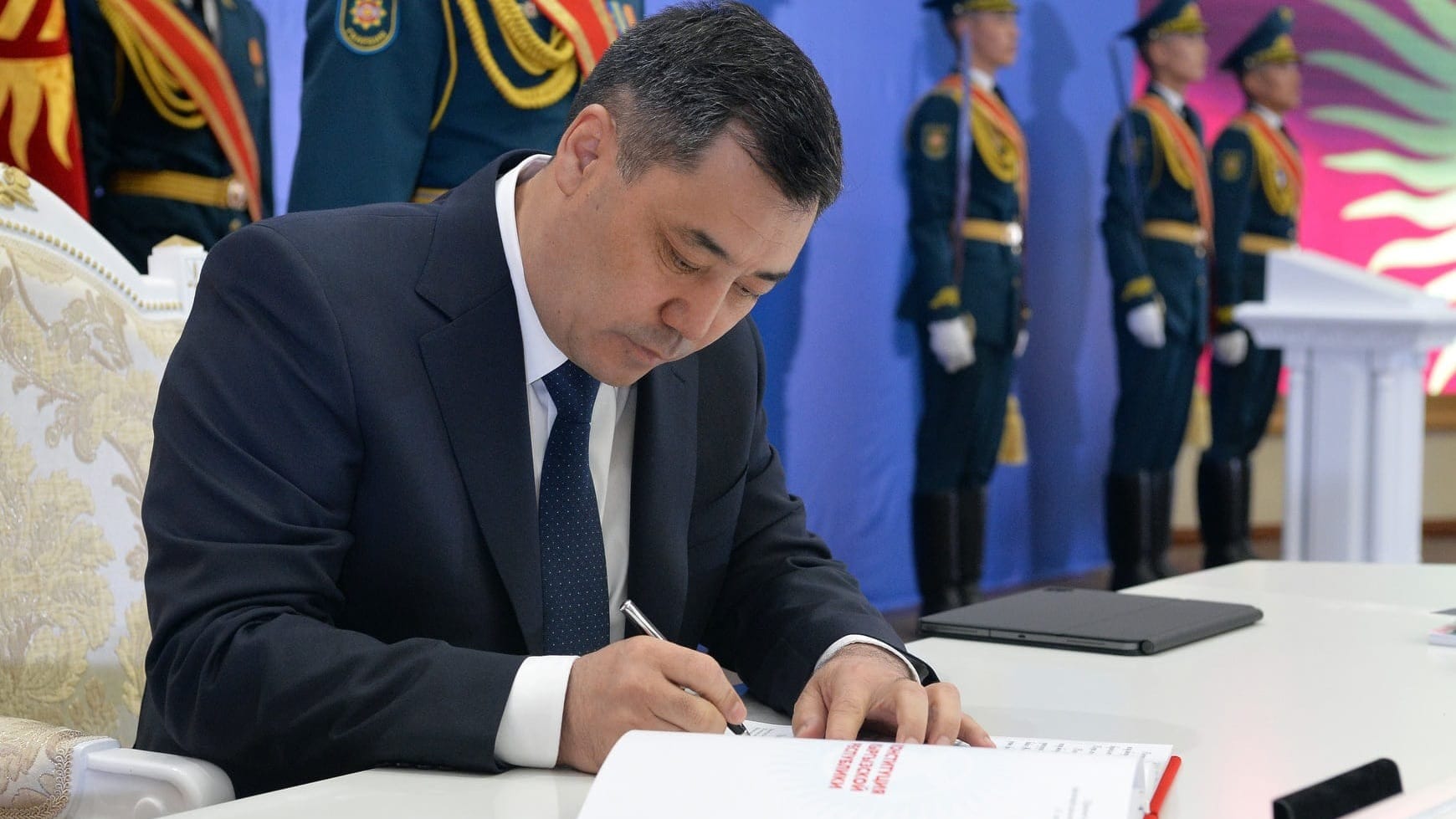 Садыр Жапаров произвел ряд кадровых перестановок в Нарынской и Иссык-Кульской областях