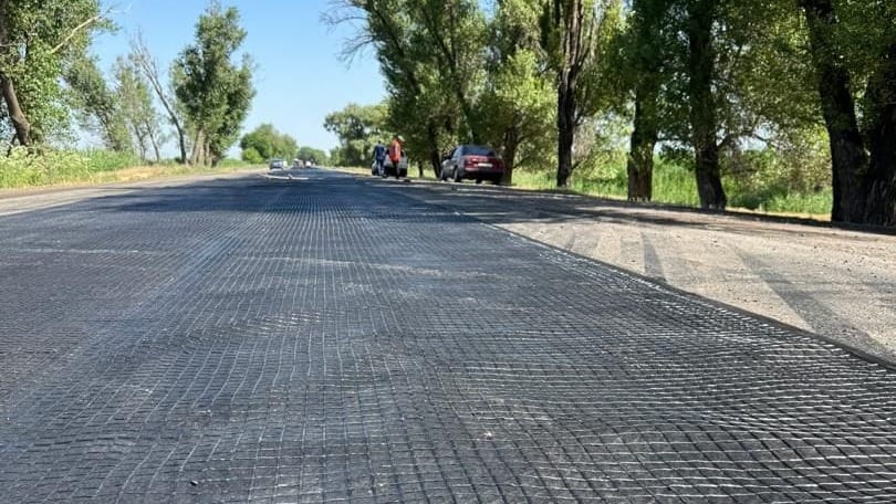 Минтранс начал асфальтировать участок дороги между объездной и трассой Бишкек – Кант