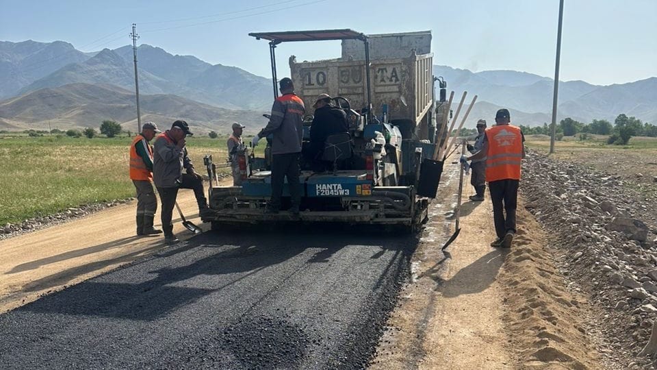В Таласской области начали укладку асфальта на участке дороги Чат-Базар – Арал – Талды-Булак