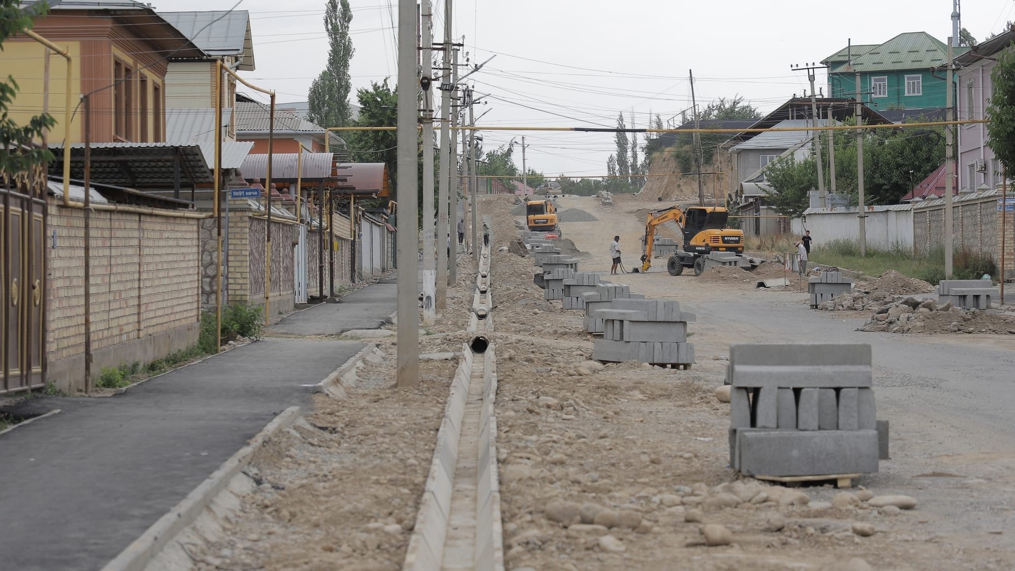 В Оше стартовал капитальный ремонт улицы Суюмбаева