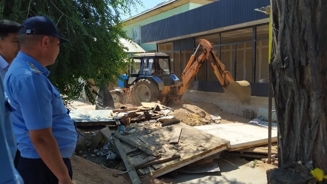 В Токтогуле снесли торговые самострои вдоль трассы Бишкек – Ош