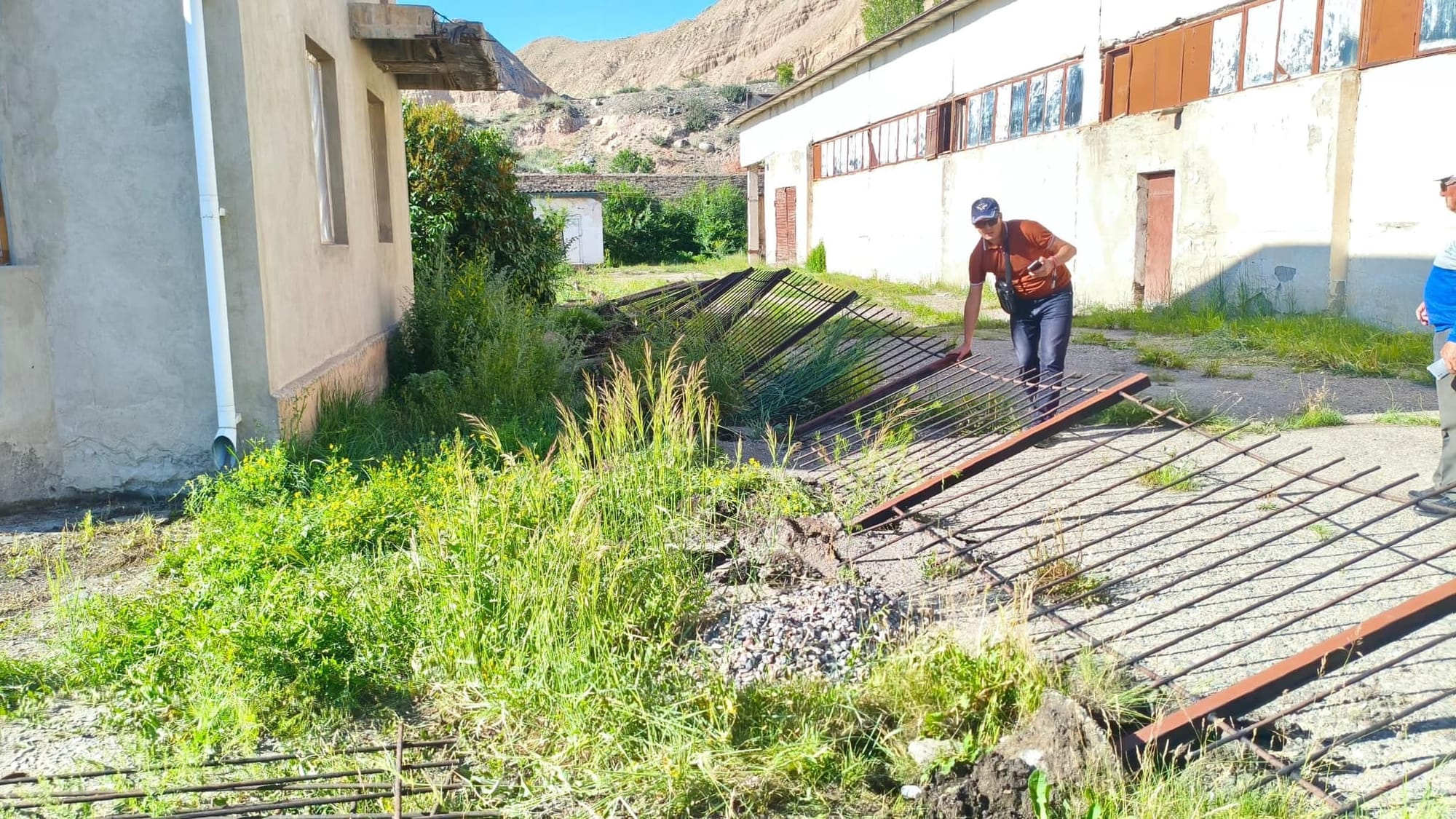 Демонтаж незаконных ограждений в Нарыне. Фото: мэрия города.