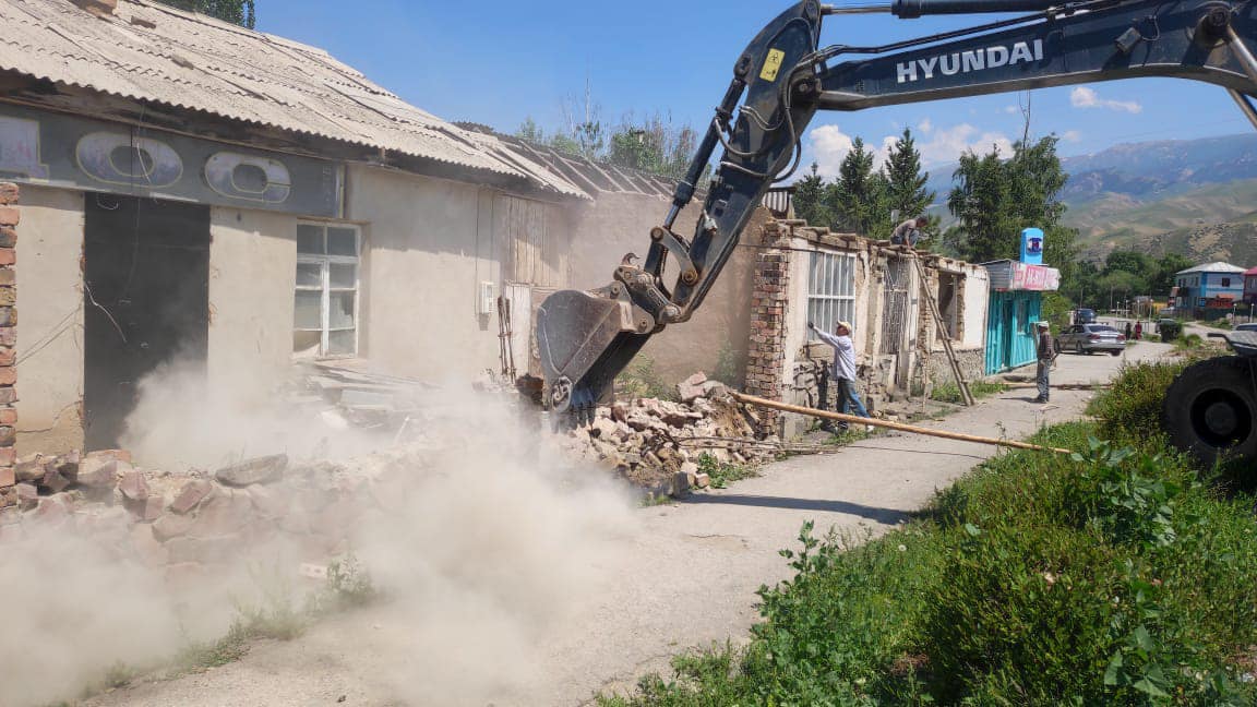 Снос построек в Нарыне. Фото: мэрия города.