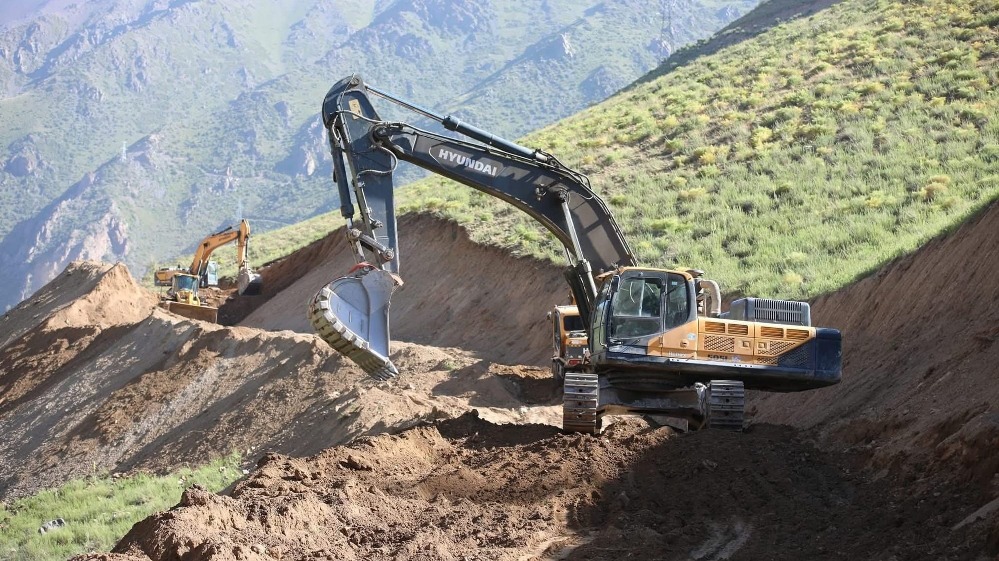 В Чаткале начали строить дорогу Каныш-Кыя — Кара-Буура за 1.7 млрд сомов