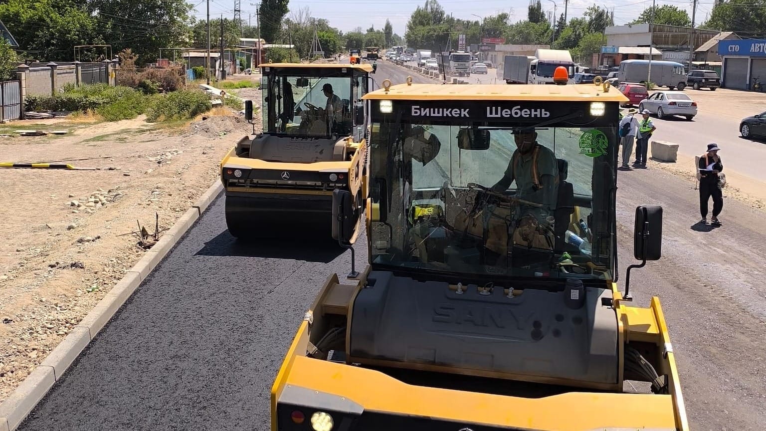 Укладка асфальта на трассе Бишкек — Кант — Токмок. Фото: Минтранс.