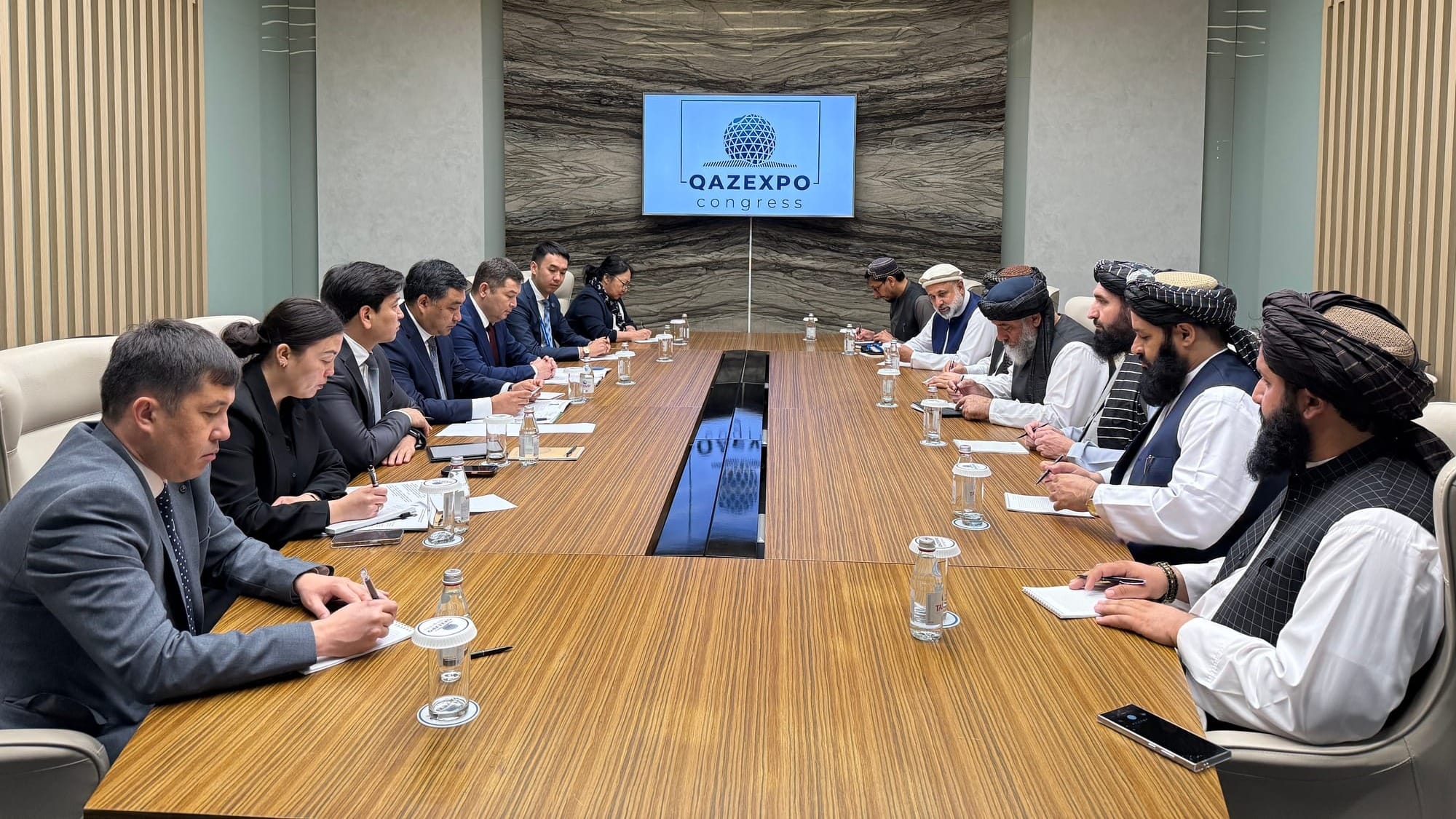 Амангельдиев обсудил с афганским министром поставки кыргызской продукции на рынок Афганистана