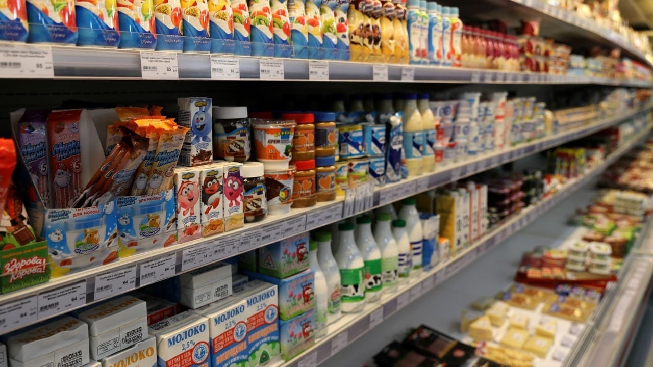 Молочку и молокосодержащие продукты в магазинах КР обяжут разделять по витринам