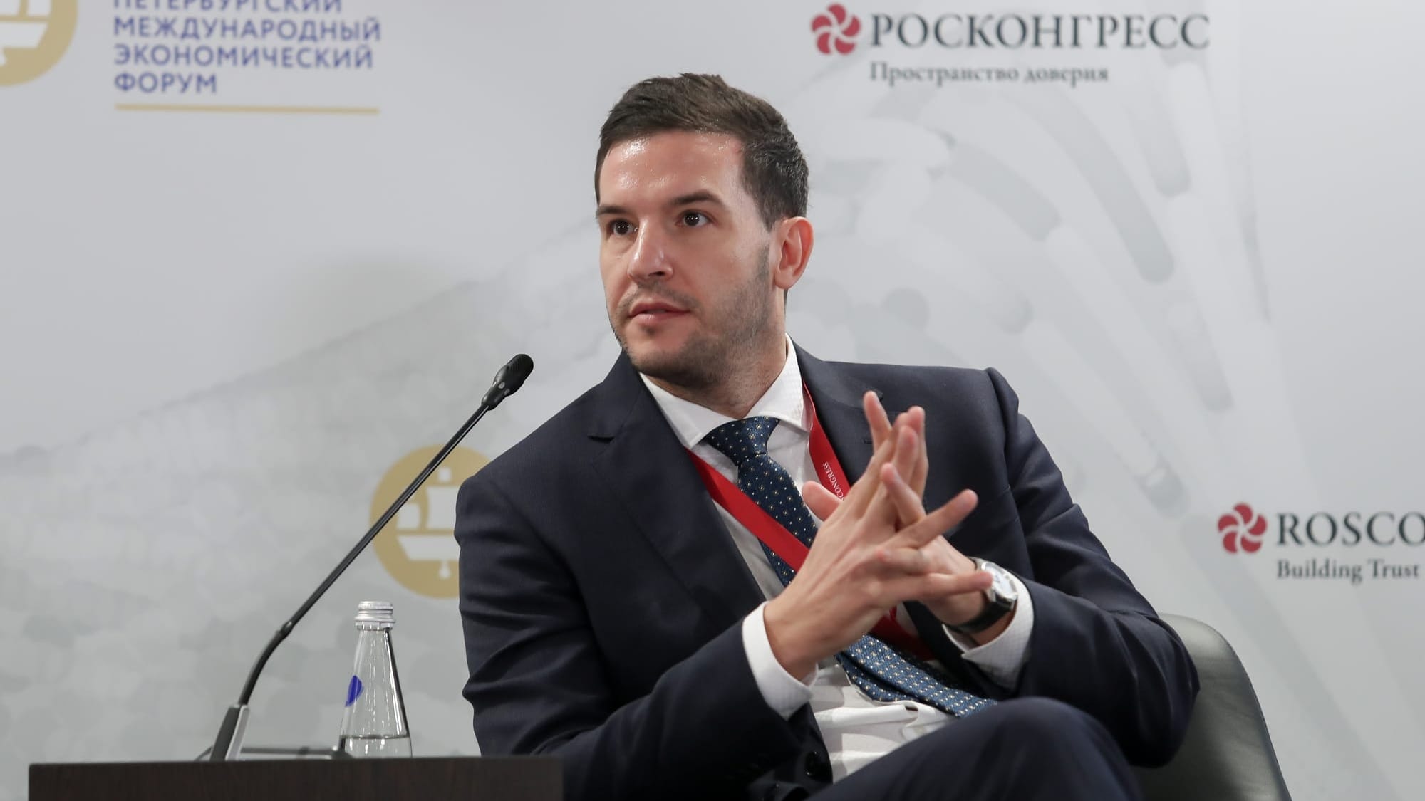 Выступление Дмитрия Константинова на ПМЭФ-2025. Фото: roscongress.org.