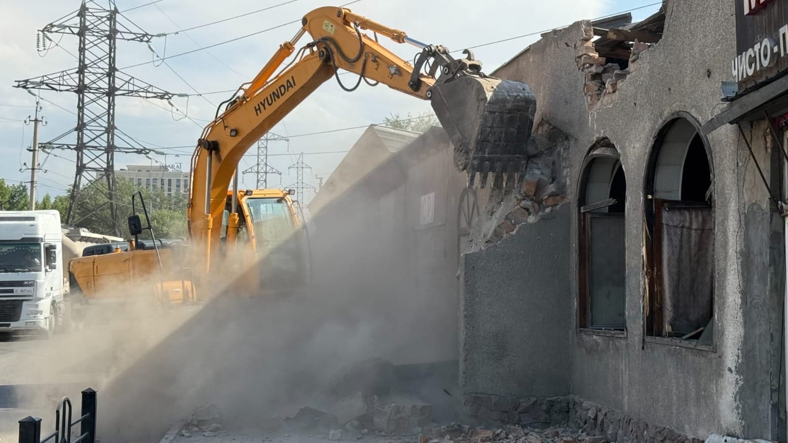 Снос объектов для расширения автодорог. Фото: мэрия Бишкека.