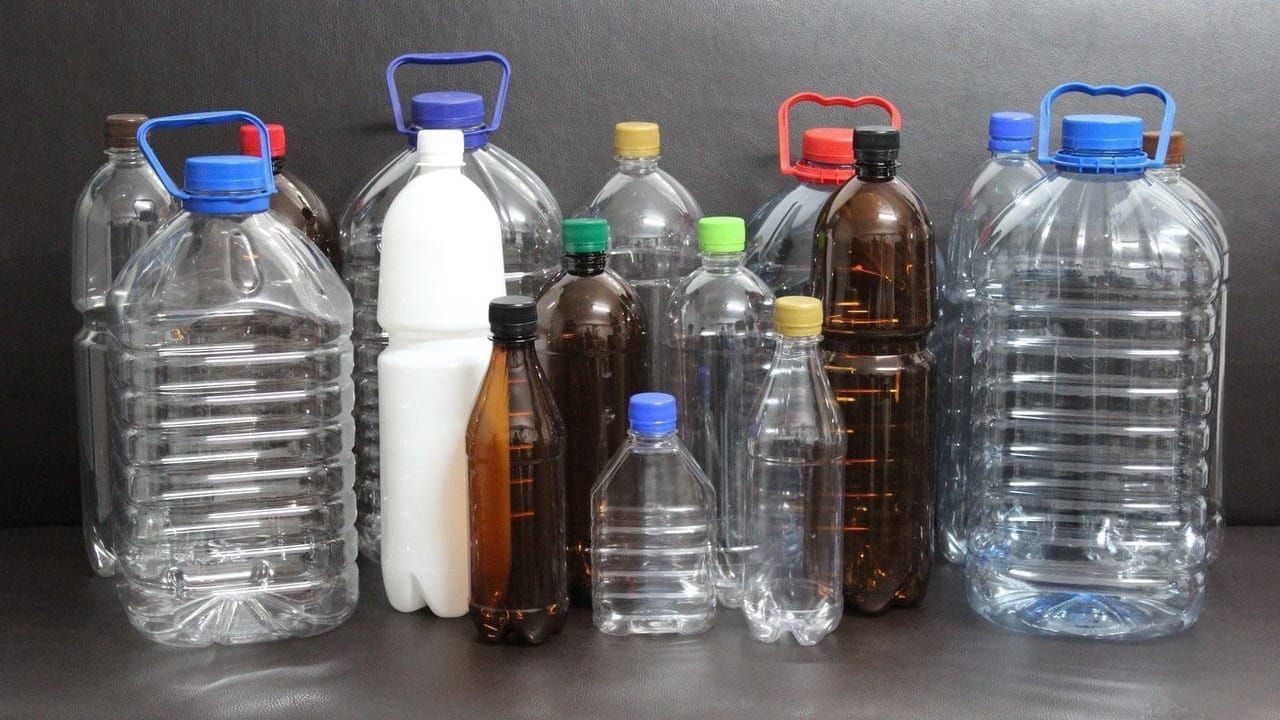 Депутаты смягчили запрет на использование пластика: бутылки и упаковку для еды разрешат