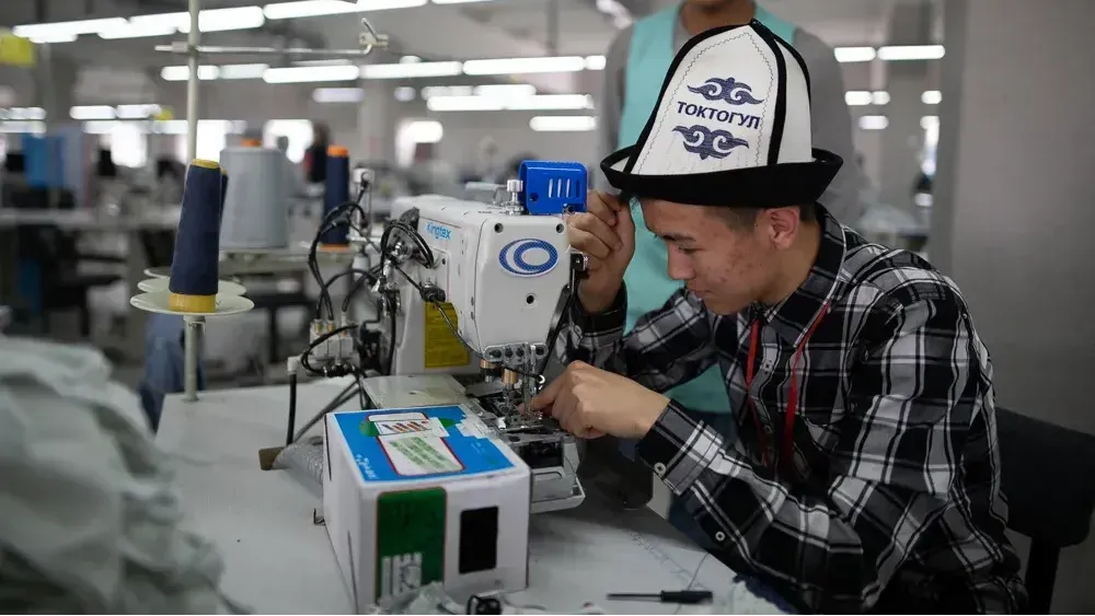 В Минсоцтруда напомнили, сколько часов могут работать подростки летом