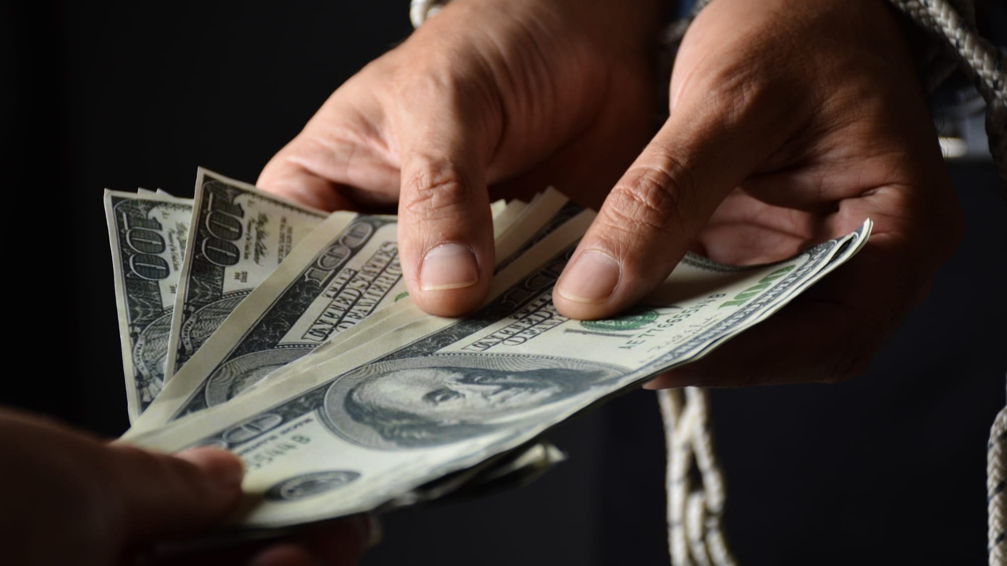 В Оше гражданина оштрафовали за незаконный обмен валют