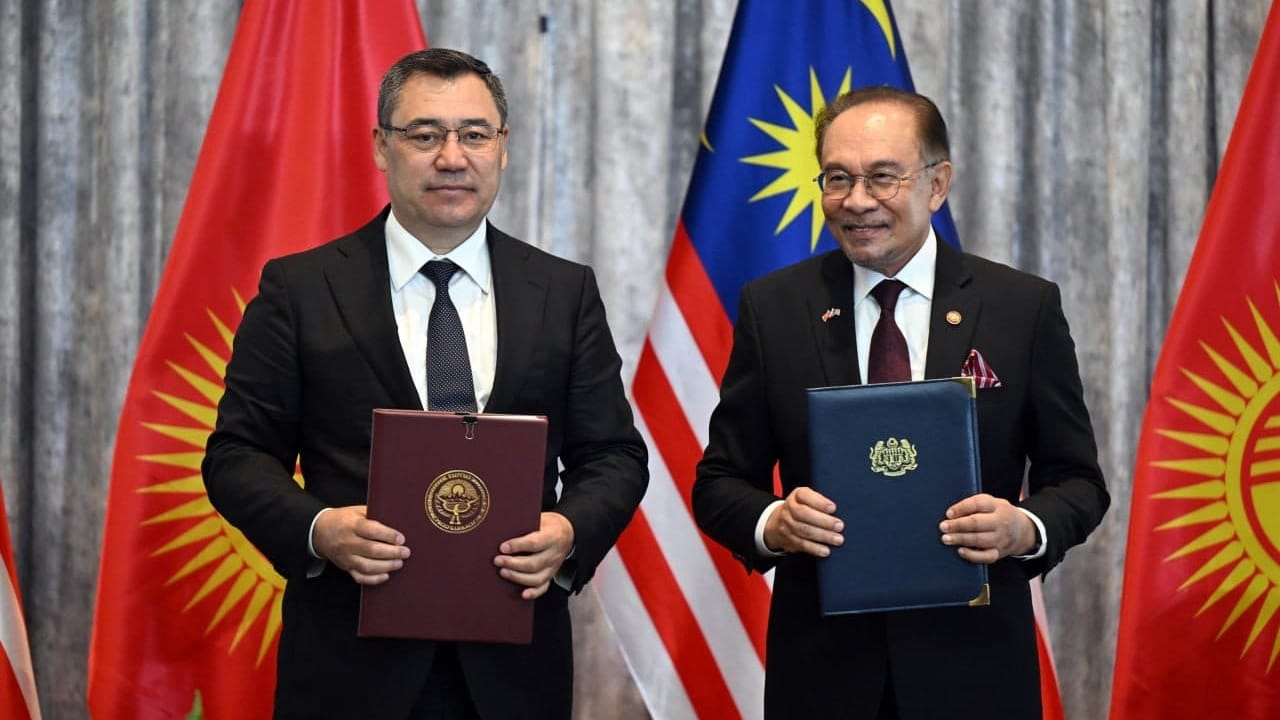 Садыр Жапаров и Анвар Ибрагим подписали ряд документов. Фото: пресс-служба президента КР.