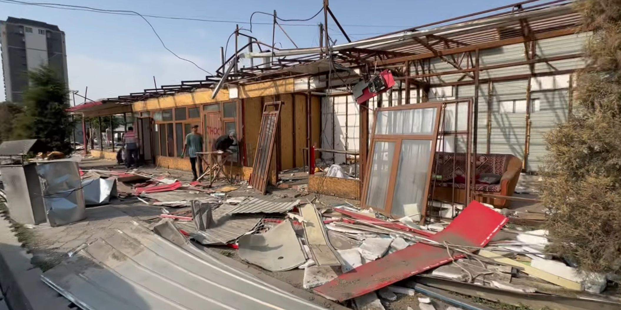 В Оше на территории старого автовокзала начали снос строений