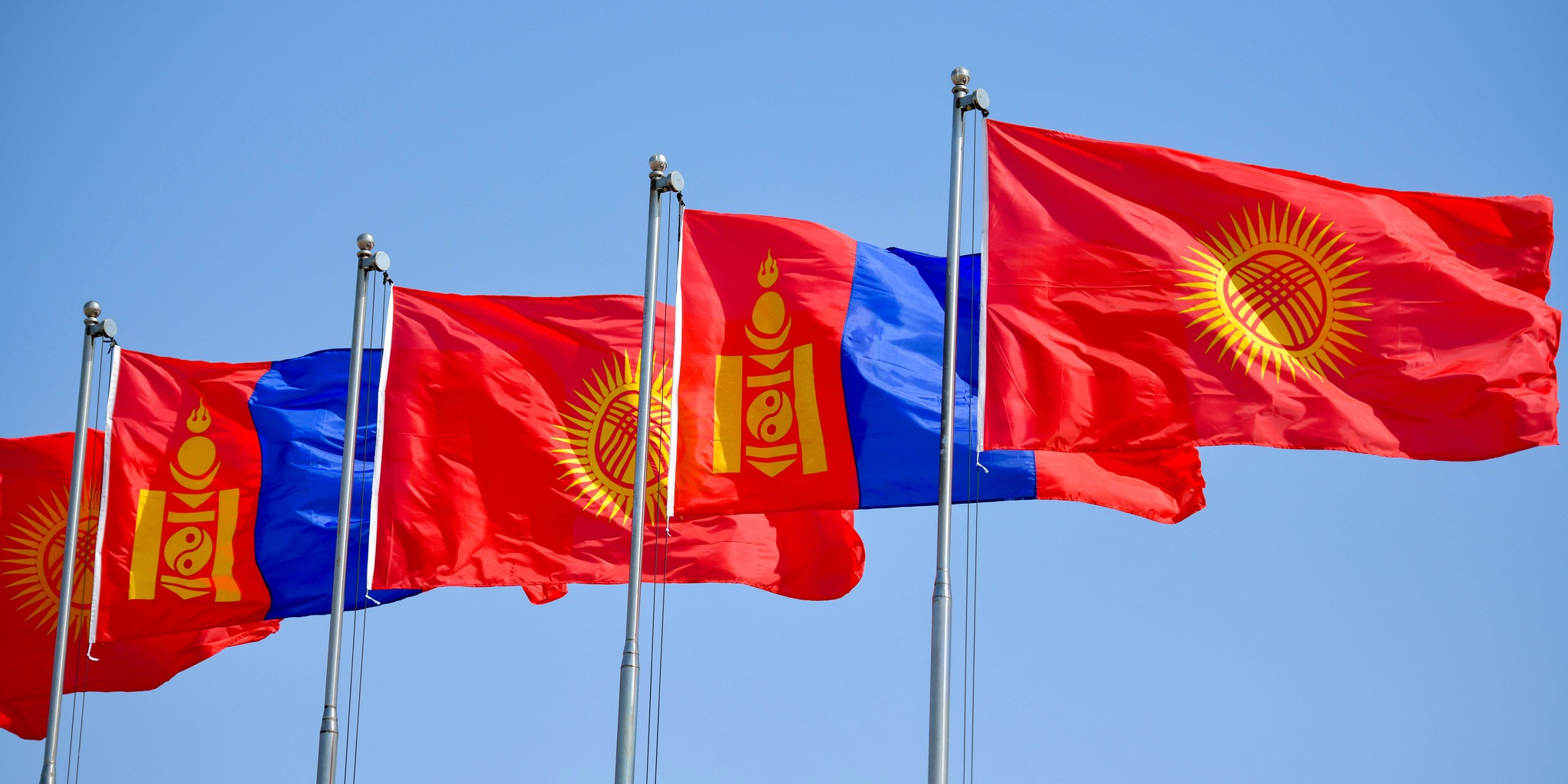 Флаги Кыргызстана и Монголии. Фото: Султан Досалиев.