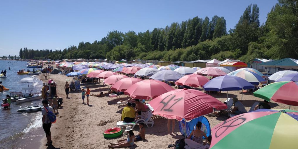 «Лишь бы содрать деньги»: Орунбеков – о ситуации с зонтами на пляжах Иссык-Куля