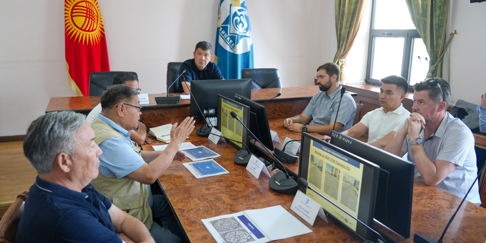 Айбек Джунушалиев на совещании по качеству дорог. Фото: мэрия Бишкека.