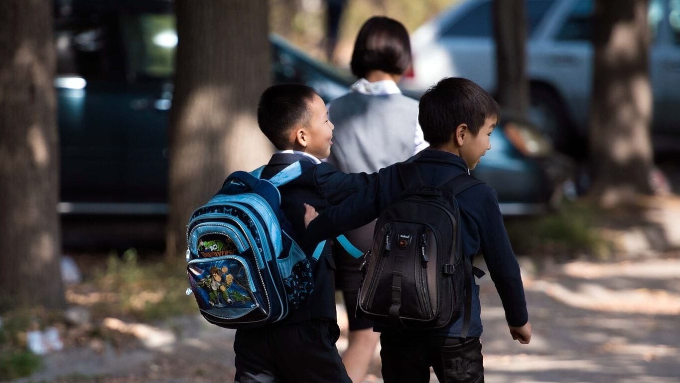 Почти 195 тысяч детей получают пособие от государства – Минсоцтруда