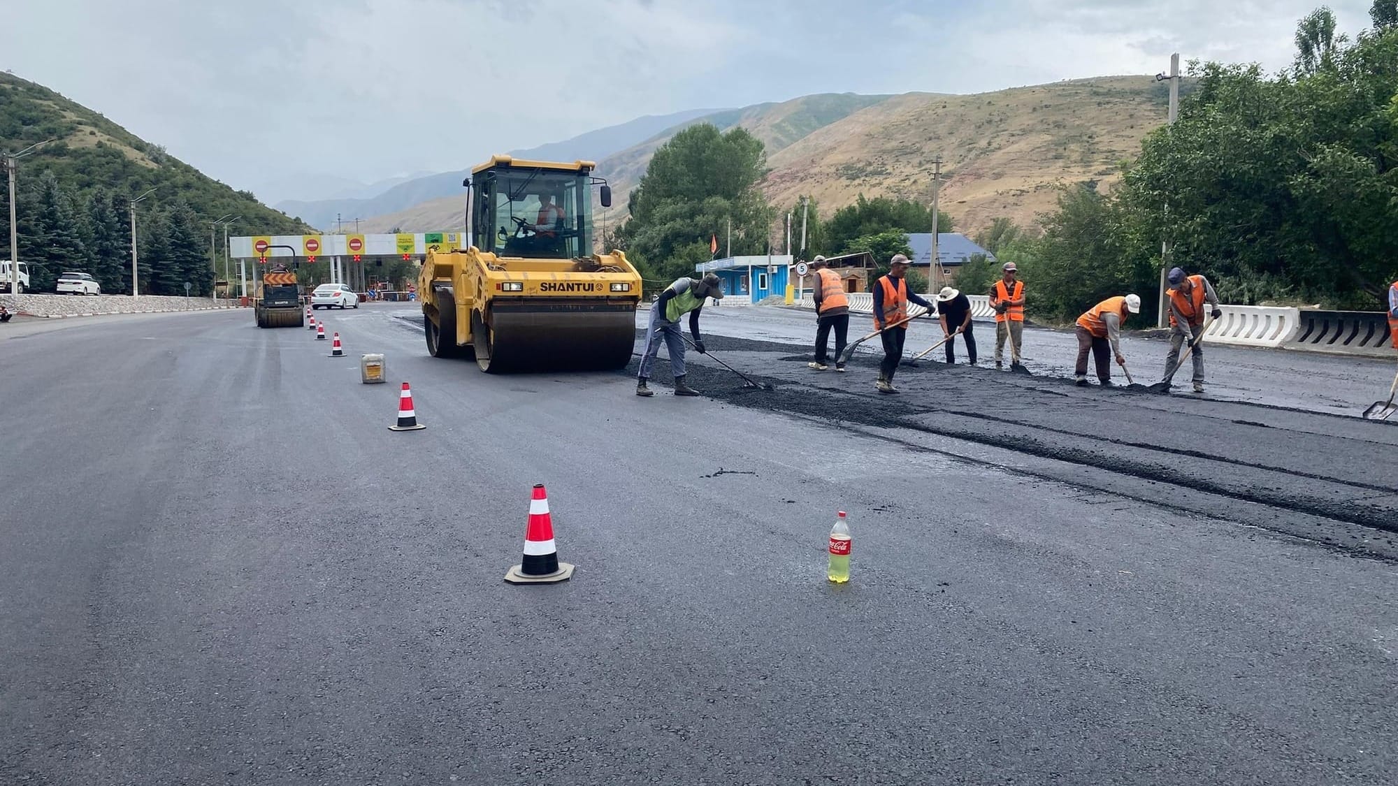 На КПП «Сосновка» укладывают новый асфальт и расширяют проезды