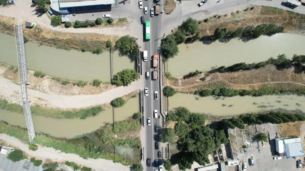 В Бишкеке начали ремонт моста на улице Ауэзова — участок дороги закрыли до 31 декабря