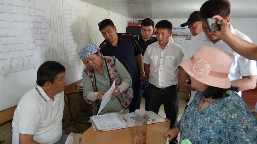 Нехватка школ, детсадов и плохие дороги: мэр Бишкека выслушал жалобы жителей «Алтын-Ордо»