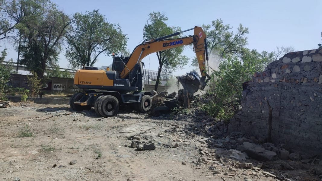 В Бишкеке завершили очистку левого берега Ала-Арчи: снесли десятки построек