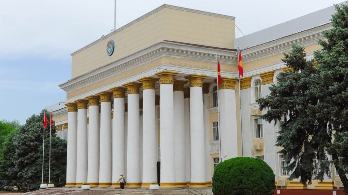 В МИД заявили о намерении обсудить с послом США визовые ограничения для кыргызстанцев